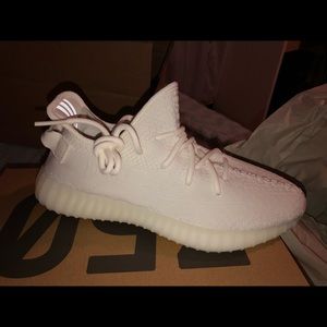 Yeezy boost 350 v2 triple white size: 8 M; 8.5-9W